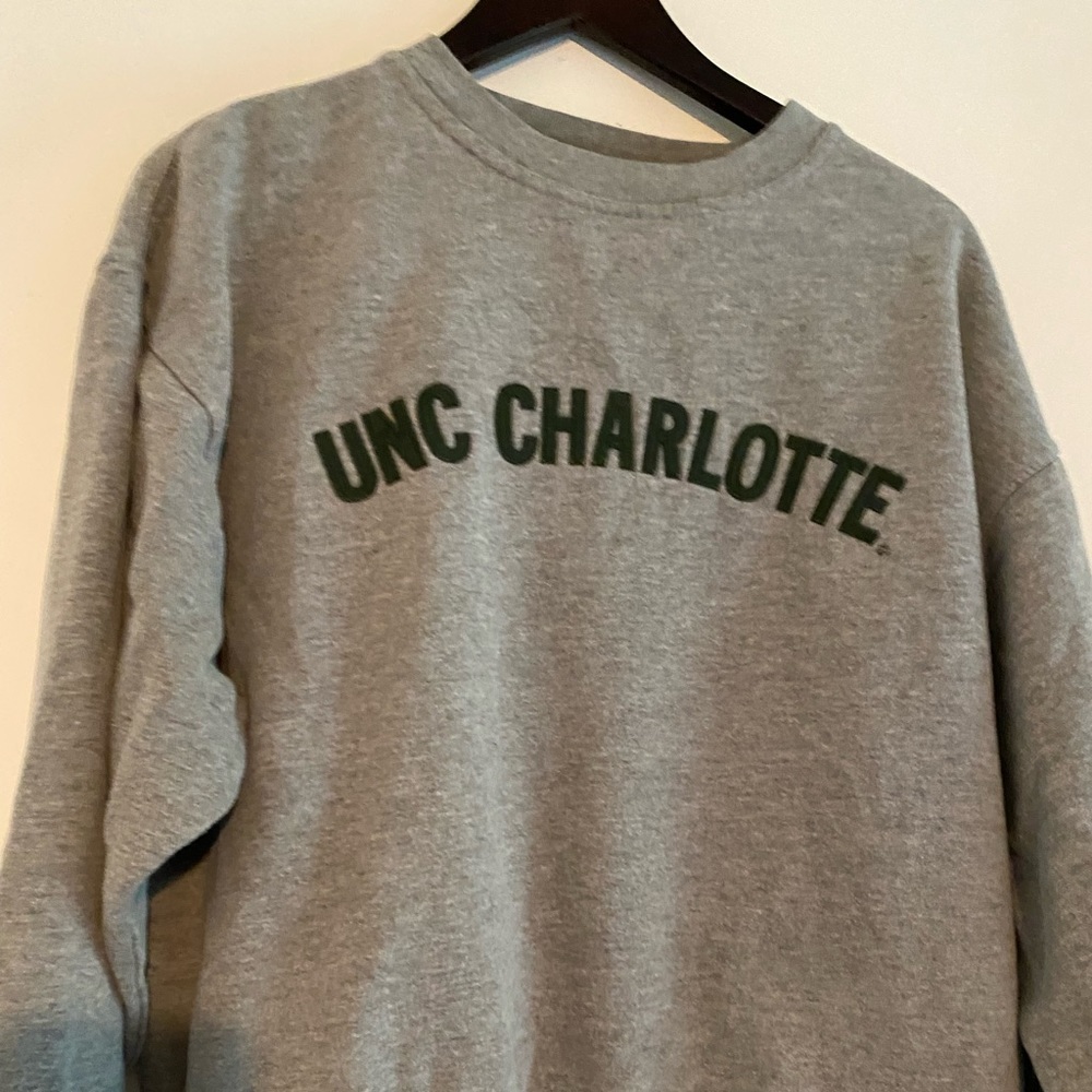 UNCC sweatshirt size L